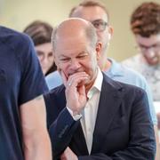 Olaf Scholz i kö för att rösta i valet.