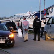 En person förs bort av polisen efter olyckan i Köpenhamn. 