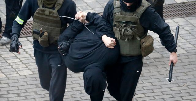 Belarusisk polis griper en demonstrant.  TT NYHETSBYRÅN