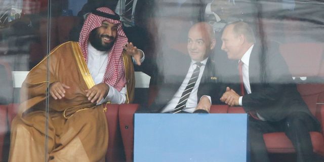 Saudiske kronprinsen Mohammed bin Salman, Fifas Gianni Infantino och ryske presidenten Vladmir Putin.  Hassan Ammar / AP