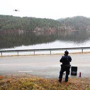 Poliser söker med hjälp av en drönare vid sjön Kolbengtsrödsjön efter den försvunna Wilma Andersson i Ljungskile.