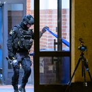Polis och avspärrningar vid ett trapphus på Nobelvägen på Östervärn i centrala Malmö efter en ny detonation natten till fredagen. Även under natten till torsdagen skedde en detonation på Östervärn.