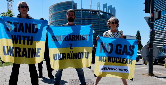 Klimataktivister kritiserar EU:s beroende av rysk naturgas under en demonstration vid Europaparlamentet i Strasbourg i början av juli. Jean-Francois Badias / AP