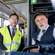 Statsminister Ulf Kristersson (M) och energi- och näringsminister Ebba Busch (KD) och körutbildare Mikael Eliasson besöker Charlottendal bussdepå i Gustavsberg.