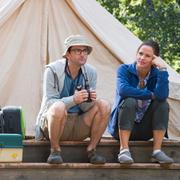 David Tennant och Jennifer Garner i nya HBO-serien ”Camping”.