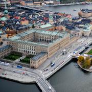 Flygbild över Gamla stan, Stockholms slott, riksdagshuset på Helgeandsholmen och Riddarholmen i bakgrunden.