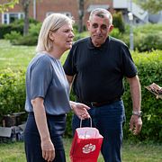 S-ledaren Magdalena Andersson knackar dörr inför EU-valet 2024.