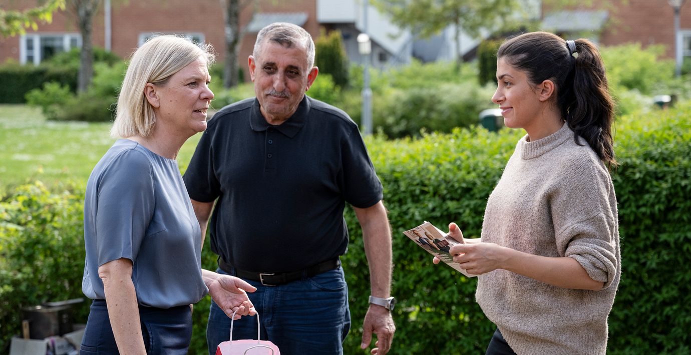 S-ledaren Magdalena Andersson knackar dörr inför EU-valet 2024.