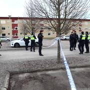 Avspärrningar efter skottlossningen. 