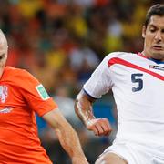 Celso Borges i duell med Arjen Robben under VM.