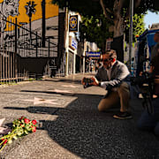 Blommor till minne av Rob Reiner i Los Angeles. 