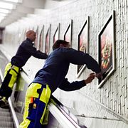 
Reklam sätts upp i tunnelbanan på Hornstulls station i Stockholm.