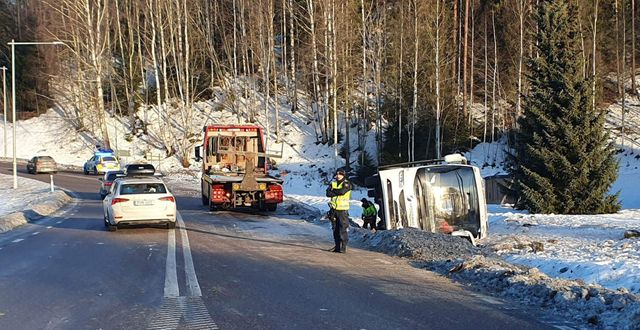 En buss med ett 40-tal personer ombord körde i diket på riksväg 62 i Torsby kommun i norra Värmland på söndagsförmiddagen. Morgan Bäckvall/TT