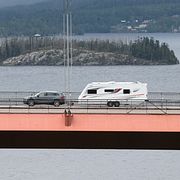 En semestrande husvagnsägare passerar över Högakustenbron.