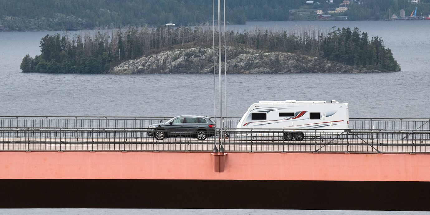En semestrande husvagnsägare passerar över Högakustenbron.