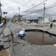 Väg har kollapsat i Takatsuki, norr om Osaka. 