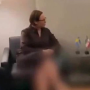 Utrikesminister Maria Malmer Stenergards (M) blurrade ben i iransk tv-sändning och arkivbild från den dåvarande socialdemokratiska handelsministern Ann Lindes besök i Teheran 2017, då hon bar slöja.