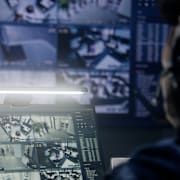 ”Super recognizers” är personer med en ovanligt hög förmåga att känna igen och minnas ansikten, även efter lång tid eller i svåra förhållanden. Deras förmåga används av polis och säkerhetsorganisationer för identifiering, men deras roll väcker också frågor om integritet och rättssäkerhet.