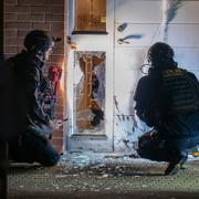 Polisens bombtekniker vid platsen för ett sprängdåd.