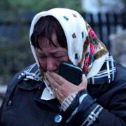 Lokalinvånare gråter i förödelsen efter de ryska luftangreppen mot Chmelnytskyj, Ukraina. Bilden är förmedlad av ukrainsk räddningstjänst via nyhetsbyrån AP. 