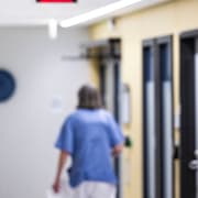 Debattörerna ser brister i regeringens uppdrag till Socialstyrelsen. 