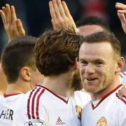 Rooney firar med lagkamraterna.