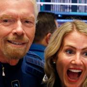 Arkivbild: Richard Branson tillsammans med den hoppfulla blivande rymdturisten Jennifer Rallison bör New Yorkbörsen