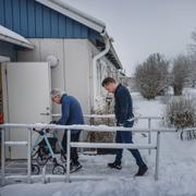 Lars och Filip Hammar utanför föräldrahemmet i Köping.