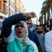 Demonstranter till stöd för fiskhandlaren Mouchine Fikri, som syns på fotot till vänster.