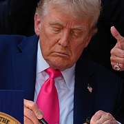 Donald Trumps signatur kommer från och med sommaren finnas med på amerikanska dollarsedlar.