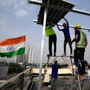 Solceller monteras på ett tak i New Delhi. Arkivbild.