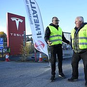 Strejkvakter utanför Teslas anläggning i Huddinge.