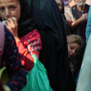 En flicka väntar på matutdelning i Gaza, 24 december. 