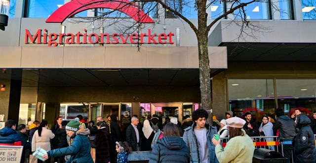 STOCKHOLM 20220315 Flyktingar i kö utanför Migrationsverket i Sundbyberg. Jonas Ekströmer/TT