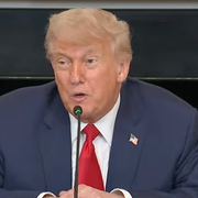 Skärmdump från Vita husets sändning. Trump.