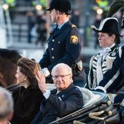 Drottning Silvia och kung Carl Gustaf i öppen vagn på väg till fredagens konsert på Nordiska museet i Stockholm.