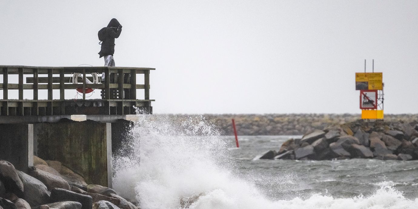 Stormspanare på badbryggan vid småbåtshamnen i Ystad.