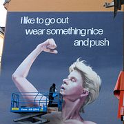 En muralmålning föreställande artisten Robyn på Södermannagatan på Södermalm i Stockholm i mars.