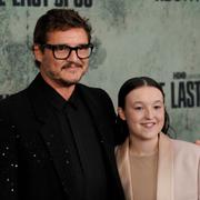 Pedro Pascal och Bella Ramsey spelar huvudrollerna i serien.