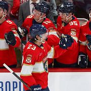 Florida Panthers Carter Verhaeghe firar ett av sina mål tillsammans med lagkamraterna.