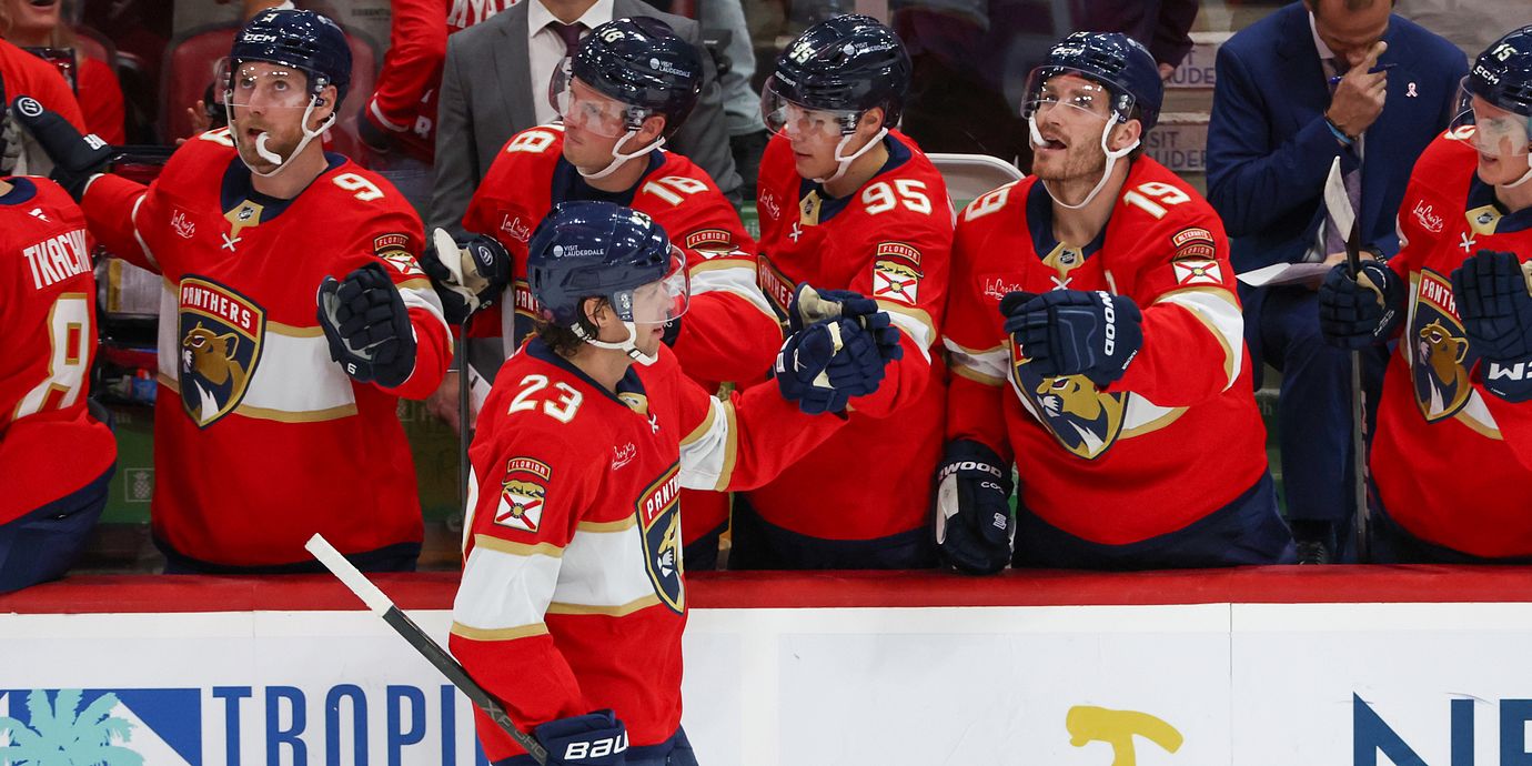 Florida Panthers Carter Verhaeghe firar ett av sina mål tillsammans med lagkamraterna.