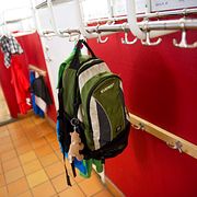 Illustrationsbild. Ryggsäck på en skola. 
