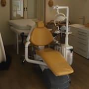 Bilderna från Epsteins ö visar bland annat sovrum och en tandläkarstol. 