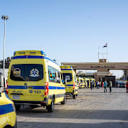 Ambulanser väntar på att få komma in i Gaza vid gränsövergången i Rafah, 1 februari 2026. 