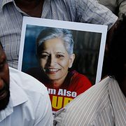En demonstrant håller en bild av Gauri Lankesh under en manifestation i Bangalore. 