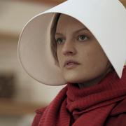 Elisabet Moss i tv-serien The Handmaids Tale som bygger på Margaret Atwoods roman.