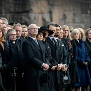 Politiker och kungafamiljen håller tyst minut vid Stadshuset på måndagen.