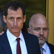 Anthony Weiner lämnar domstolen i New York på fredagen.