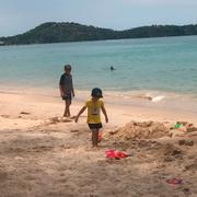 Barn leker på stranden i Phuket. Arkivbild. 