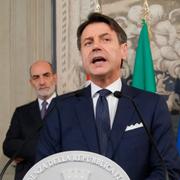 Italiens premiärminister Giuseppe Conte och landets president Sergio Mattarella bakom honom.